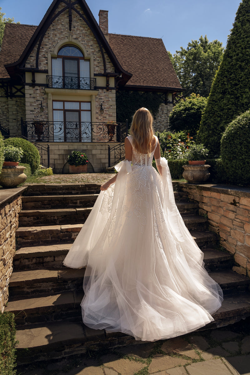 Exquisite Sweetheart A-Line Wedding Dress with Floral Lace and Removable Ribbon Gloves