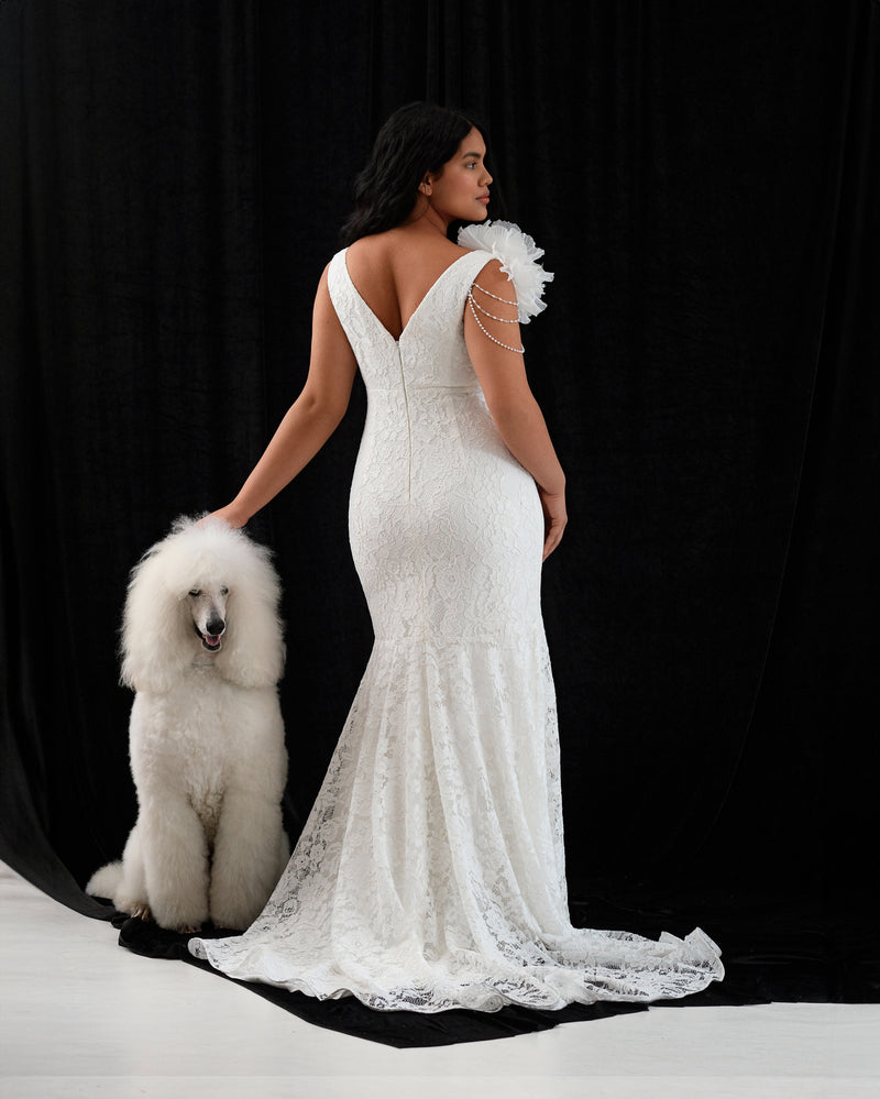 Vestido de novia de encaje sirena con cuello en V y detalle de flores en 3D en los hombros