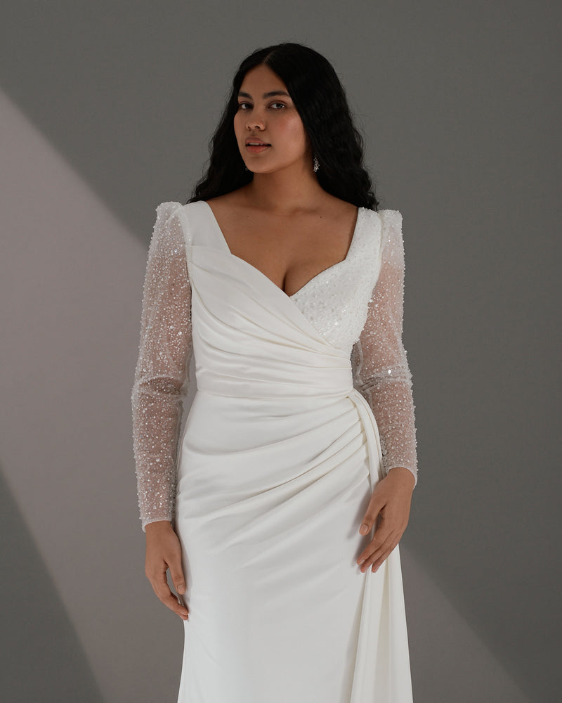 Exquisito vestido de novia de tubo envolvente con mangas largas y purpurina 