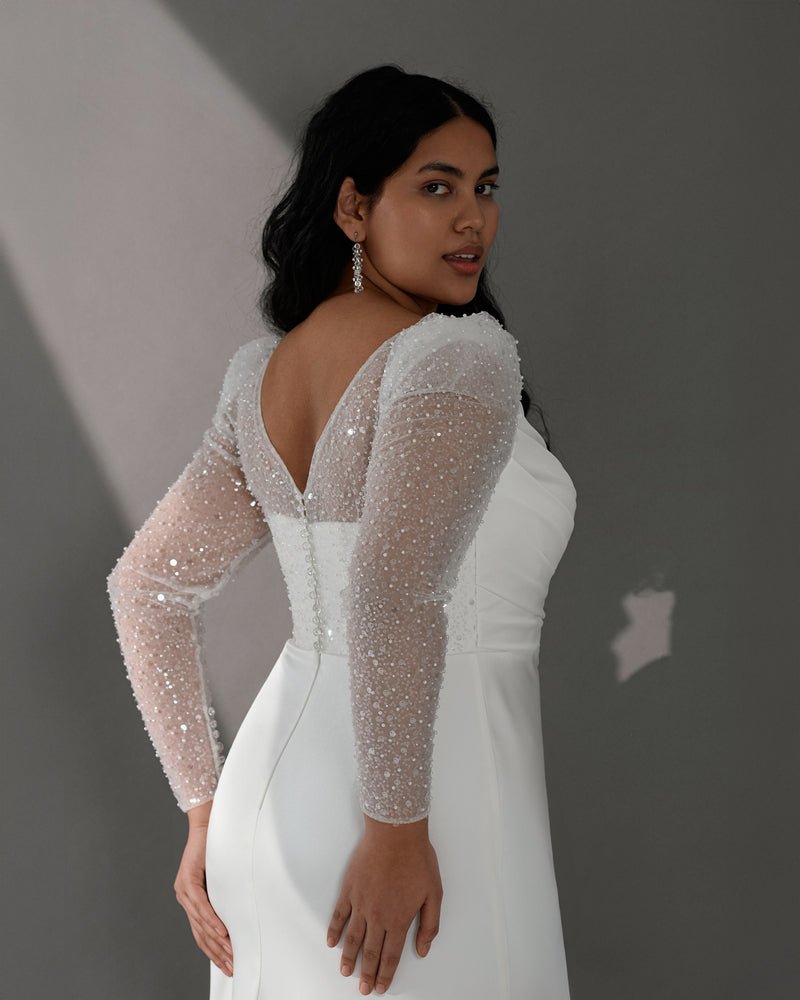 Exquisito vestido de novia de tubo envolvente con mangas largas y purpurina 