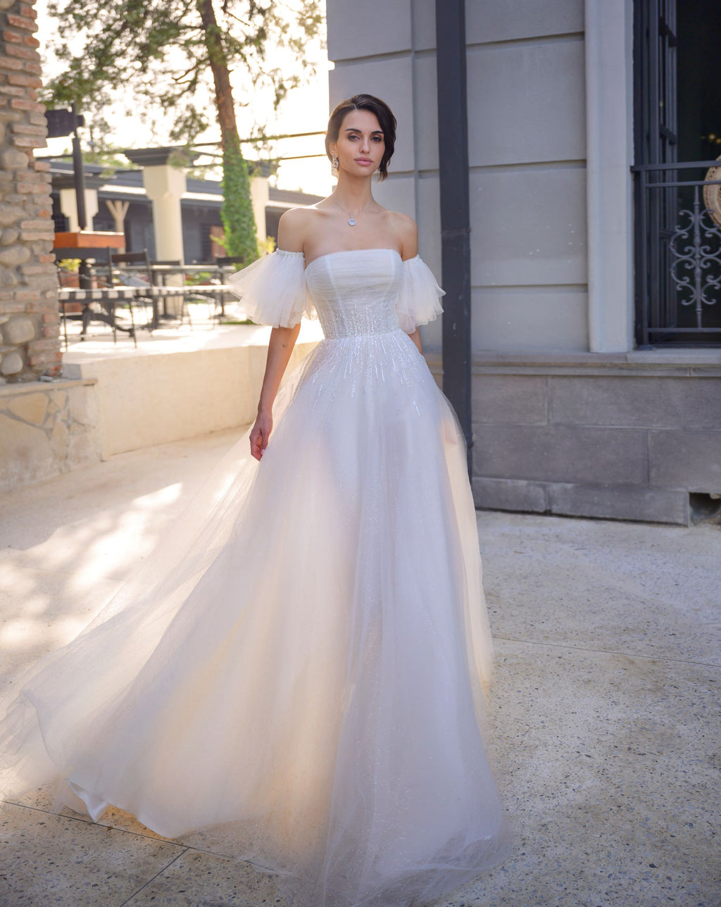 GWEN / Strapless Wedding Dress in Pushup Bustier Style Decorated